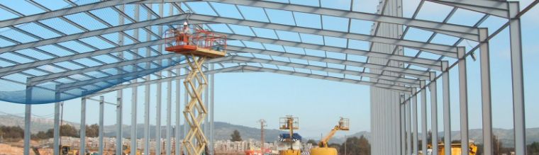 Nave industrial con estructura metálica en montaje