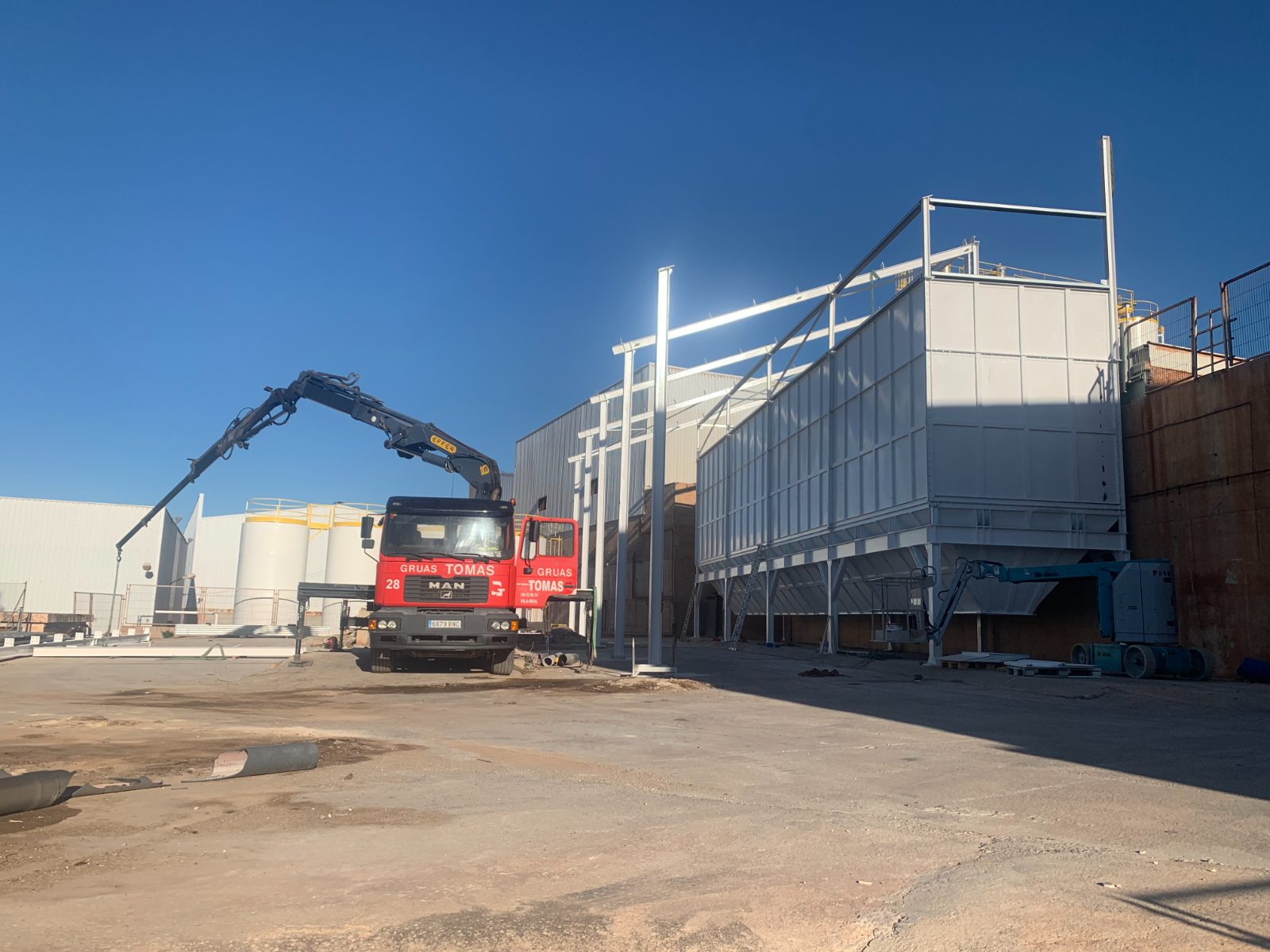 Zona exterior de una planta industrial con depósitos y equipos de proceso